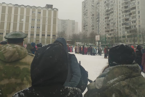 Эвакуированные школьники на спортплощадке в 15 микрорайоне. Фото из Instagram Nasta_Dmiy