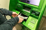 Зазевавшийся пользователь банкомата едва не лишился 100 тысяч рублей
