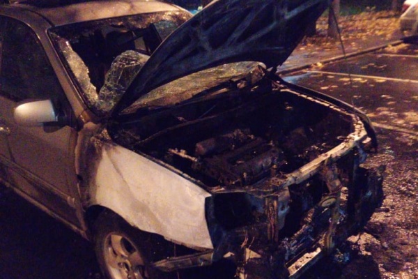 Сгоревший автомобиль. Фото пресс-службы МЧС Зеленограда