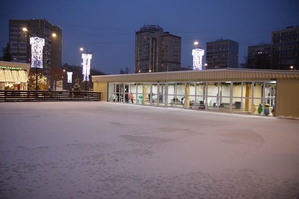 Каток на площади Юности во время дозаливки льда. Фото «Зеленоград24»