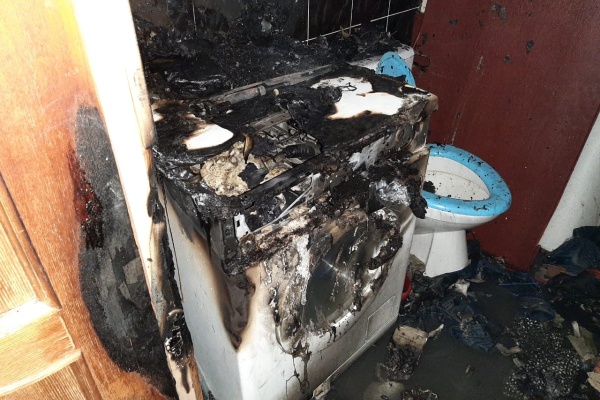 Сгоревшая стиральная машина. Фото МЧС Зеленограда