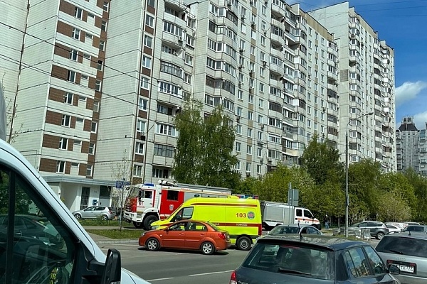 Спецмашина МЧС и реанимобиль возле корпуса 1546. Фото очевидца из группы «Водитель Зеленограда» в соцсети «ВКонтакте»