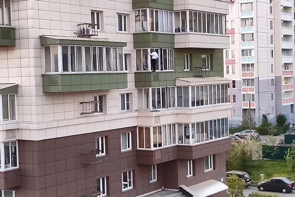 Мужчина на карнизе балкона в корпусе 2038. Кадр из видео очевидца