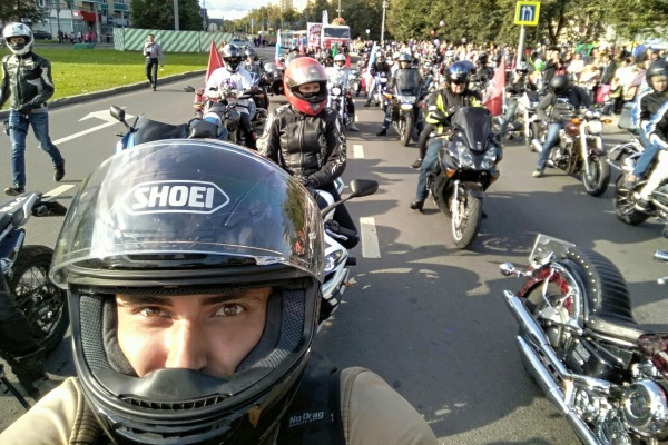 Погибший Артем Панько в колонне байкеров на шествии в честь Дня города. 9 сентября 2017 года. Фото с личной страницы в соцсети «ВКонтакте»
