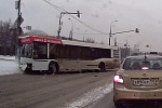 Автобус «Зеленопарка» врезался в столб на Панфиловском проспекте