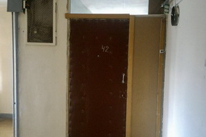 Незаконная перегородка с дверью в общем коридоре корпуса 1116. Фото: mgi.mos.ru