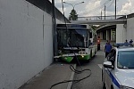 Врезавшийся в стену водитель автобуса заплатит более 300 тысяч рублей