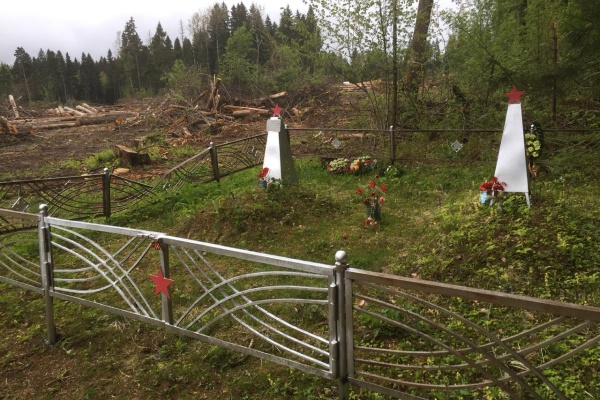 Сломанная ограда памятника. Фото предоставлено активистами