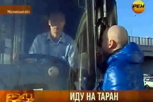 Скриншот с видеосюжета о Алексее Корнееве «Иду на таран» на телеканале «РЕН ТВ»