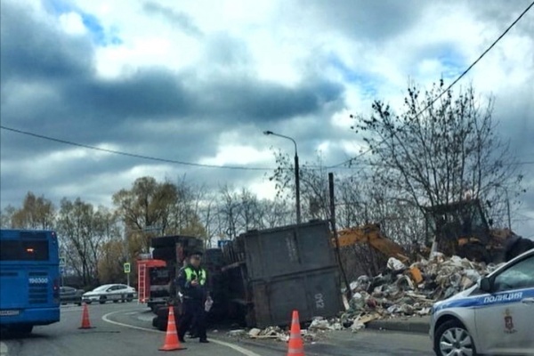 Перевернувшийся мусоровоз на турбокольцевом перекрестке в новом городе. Фото очевидца