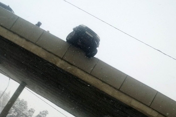 «Патриот», едва не упавший с моста. Фото очевидца