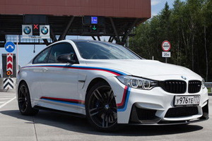 Автомобиль BMW у пункта взимания платы на трассе М11. Фото: autonews.ru