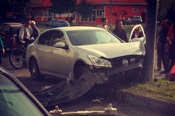 Последствия ДТП на улице Андреевка. Фото из Instagram Дмитрия Павленко
