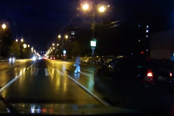 Момент наезда автомобиля на пешехода. Кадр из видео Дмитрия Д.
