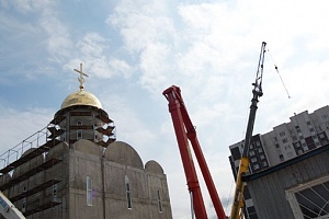 Установка креста на куполе храма Святого благоверного великого князя Александра Невского. Фото: zelao.ru