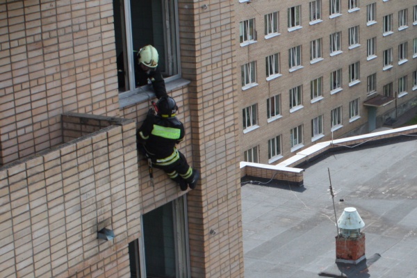 Пожарные учения в общежитии МИЭТа. Фото пресс-службы зеленоградского МЧС