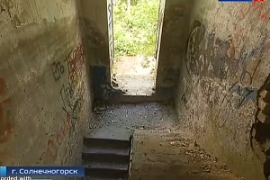 Заброшенный дом, в котором происходило избиение. Кадр сюжета «Россия1»
