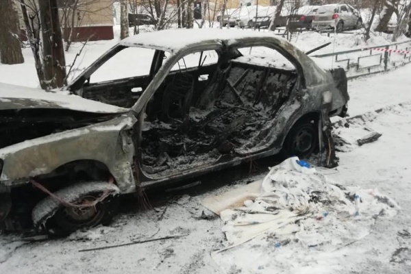Сгоревший автомобиль в 3 микрорайоне. Фото Дмитрия Вебера из сообщества «ЗелАО AUTO | Зеленоград» в соцсети «ВКонтакте»
