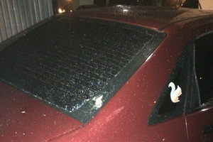 Пробитое стекло автомобиля. Фото предоставлено автовладельцем