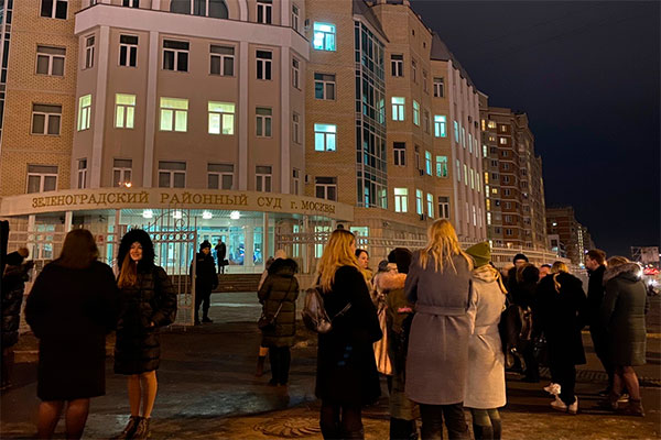 Эвакуация сотрудников Зеленоградского суда осенью 2020 года. Архивное фото из Twitter