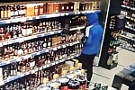 Парень украл из магазина в 14 микрорайоне дорогие коньяк и вино