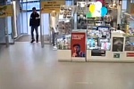 Кража детского самоката в супермаркете Billa попала на камеры