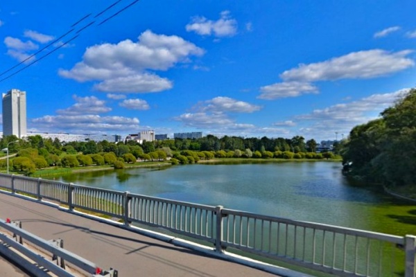 Вид на Большой городской пруд с транспортного моста. Фрагмент панорамы с сервиса Яндекс.Карты