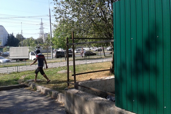 Передвинутая вглубь участка сторона ограждения на выходе к улице Андреевка. Фото «Зеленоград24»