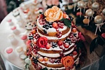 Торт с цветами – яркий акцент праздника