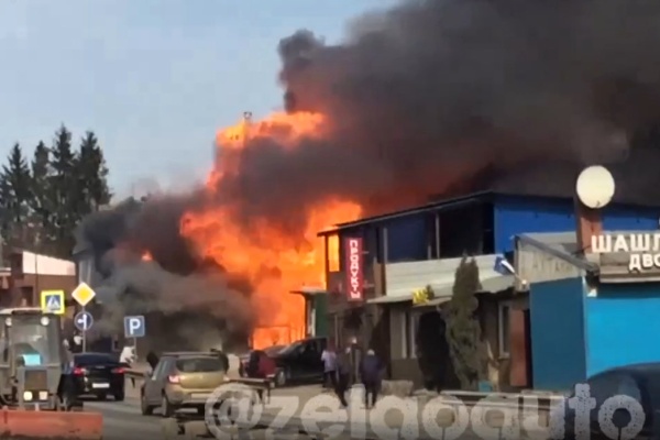 Пожар в Черной грязи. Кадр из видео сообщества «ЗелАО AUTO | Зеленоград» в соцсети «ВКонтакте»