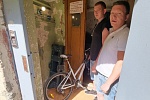 Из дома в 16 микрорайоне украли велосипед и деталь лифта