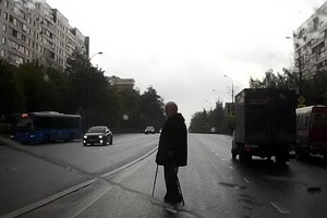 Дед переходит Панфиловский проспект. Кадр из записи видеорегистратора