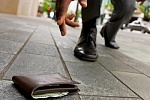 Зеленоградца подозревают в краже денег из найденного на улице портмоне