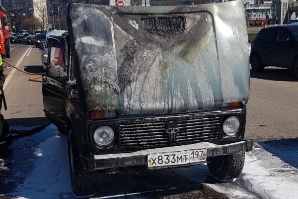 Сгоревшая «Нива» на Крюковской площади. Фото пресс-службы УМЧС Зеленограда