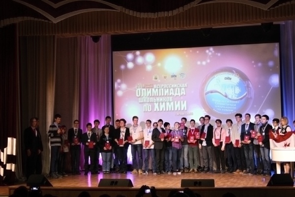 Награждение победителей  и призеров олимпиады по химии. Фото с сайта vos.olimpiada.ru