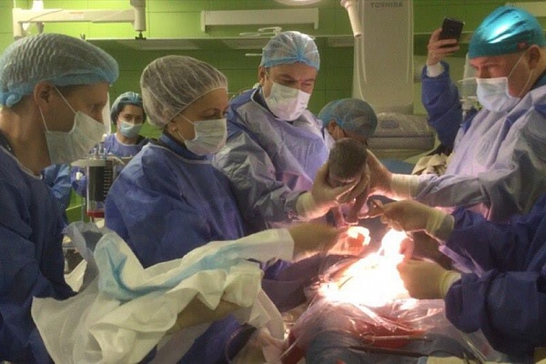 Медики принимают роды в сосудистом центре горбольницы. Фото со страницы Олега Гриднева в сети Facebook