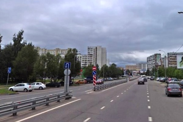 Разворот на улице Логвиненко. Фрагмент панорамы с сервиса Атлас Москвы