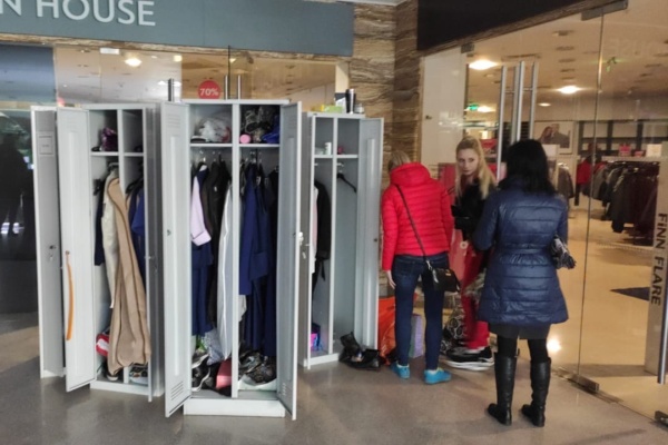 Шкафы с одеждой и личными вещами сотрудников магазина. Фото очевидца