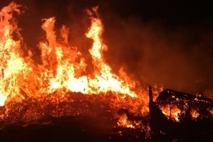 Пламя от горящих поддонов на улице Заводская. Фото зеленоградского управления МЧС