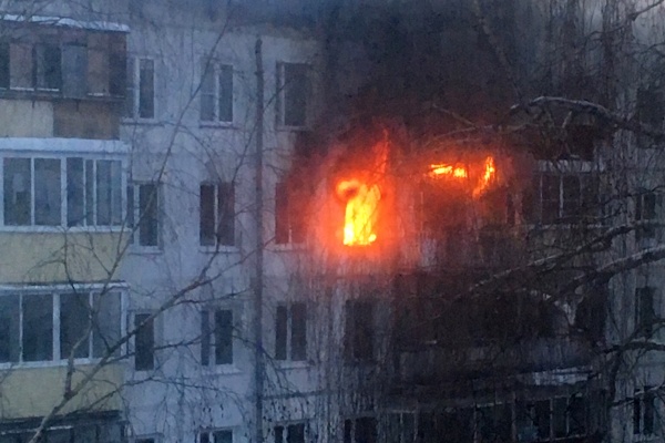 Пожар в квартире в Ржавках. Фотографии очевидцев из группы «пос. Ржавки» в соцсети «ВКонтакте»