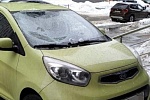 Упавшая с крыши глыба снега пробила лобовое стекло автомобиля