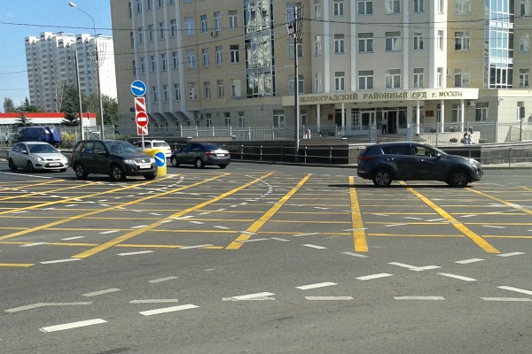 Новая разметка на перекрестке Панфиловского проспекта и улицы Каменки. Фото «Зеленоград24» 