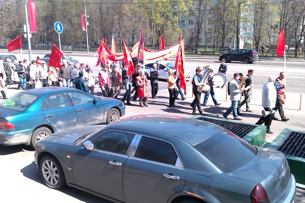 Шествие коммунистов по Центральному проспекту. Архивное фото с сайта kprf-zelenograd.ru