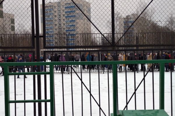 Ученики школы №1353, размещенные на стадионе после эвакуации 16 января. Архивное фото «Зеленоград24»