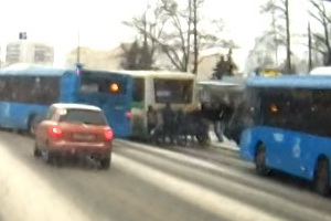 Пассажиры помогают забуксовавшему автобусу. Кадр из записи видеорегистратора