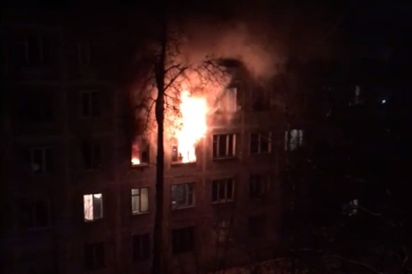 Пожар в доме 7 на Институтской улице в Менделеево. Кадр из видео очевидца
