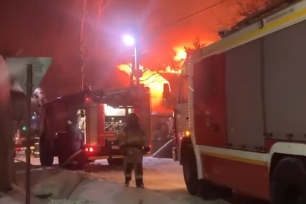 Пожар в жилом доме в Алабушево. Кадр из видео очевидца