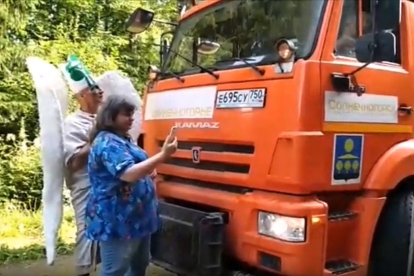 Противостояние активистов и поливальной машины. Кадр из видео с сайта «Экооборона Московской области»