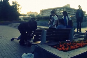 Задержание оказывающего сопротивление нарушителя в парке Победы. Кадр из видео Алексея Крекотнева