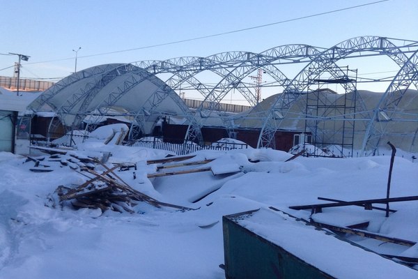 Строительство торговых шатров у станции Крюково. Фото предоставил Леонид Ханбеков